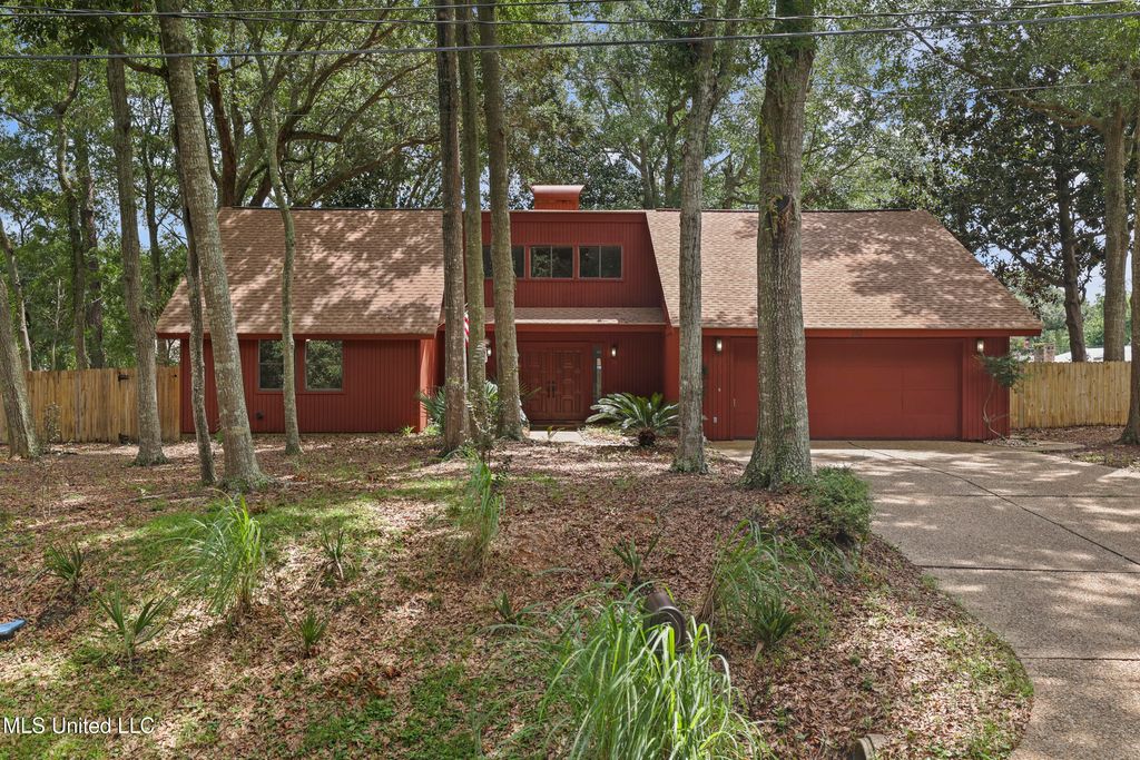 110 Simon Boulevard, Ocean Springs, MS 39564