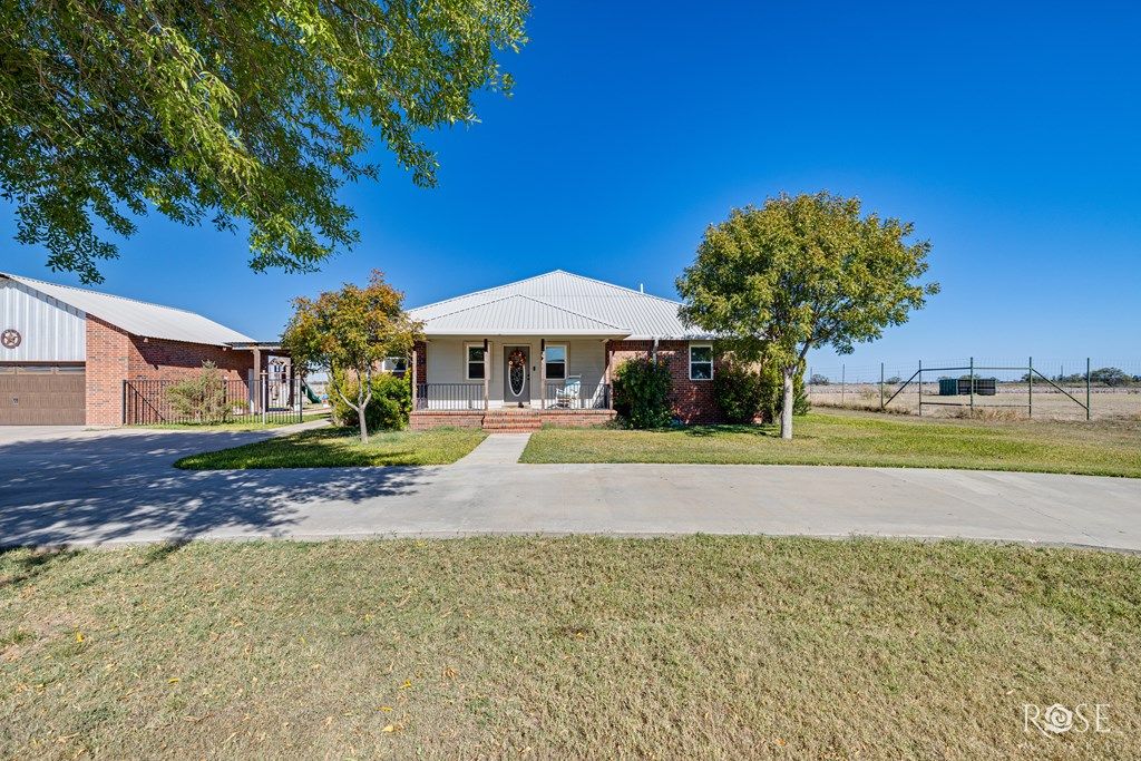 Image 4 of property listing at 2402 Fairview School Rd, San Angelo, TX 76904