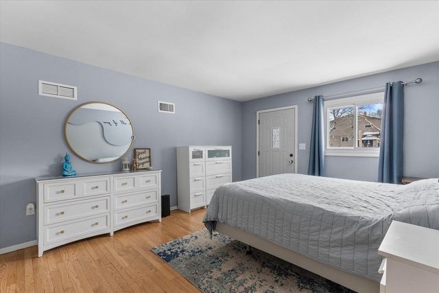 12135 W Luther AVENUE, Hales Corners, WI 53130