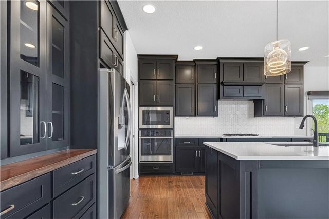 24818 W 89th Street, Lenexa, KS 66227