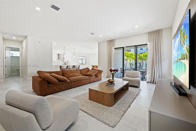 8118 NW 46th Ter, Doral, FL 33166