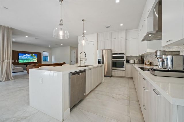 8118 NW 46th Ter, Doral, FL 33166