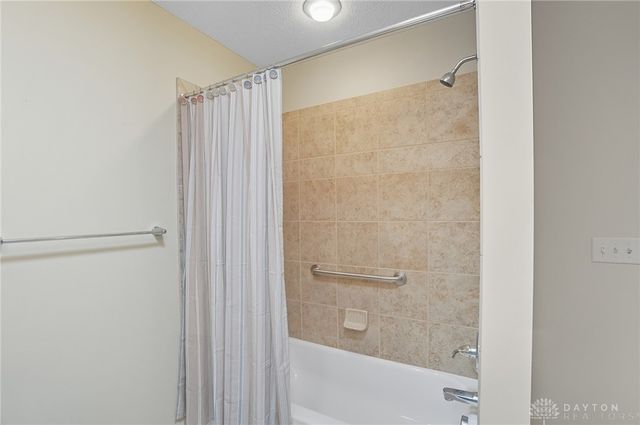 4704 Cobblestone Drive, Tipp City, OH 45371