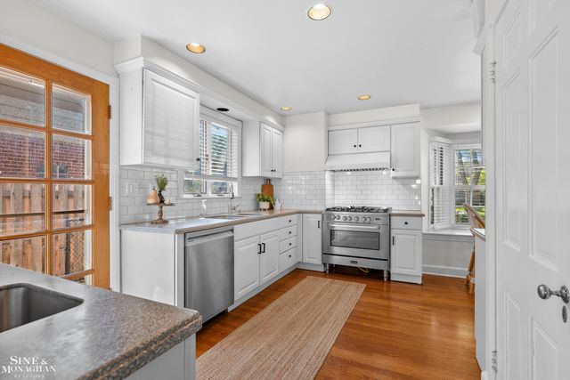 8 Radnor Circle, Grosse Pointe Farms, MI 48236