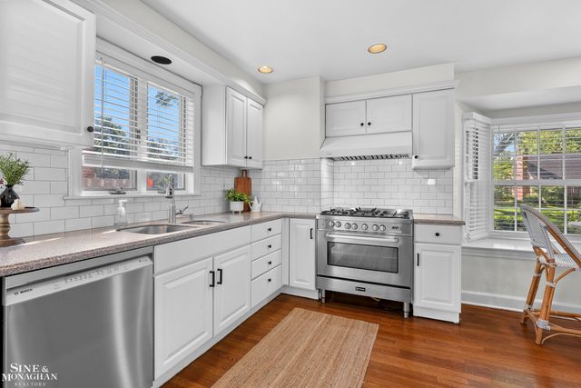 8 Radnor Circle, Grosse Pointe Farms, MI 48236