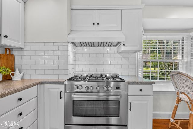 8 Radnor Circle, Grosse Pointe Farms, MI 48236