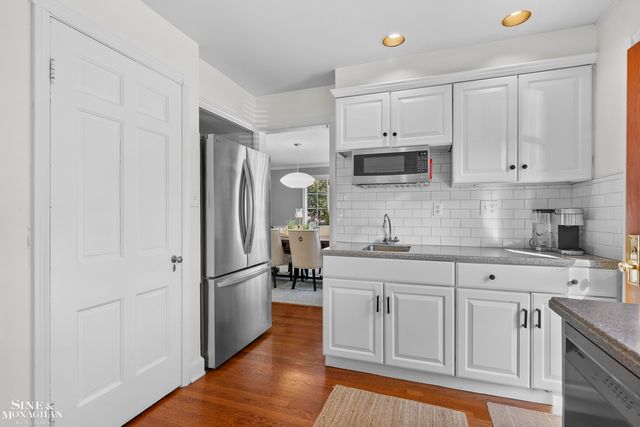 8 Radnor Circle, Grosse Pointe Farms, MI 48236