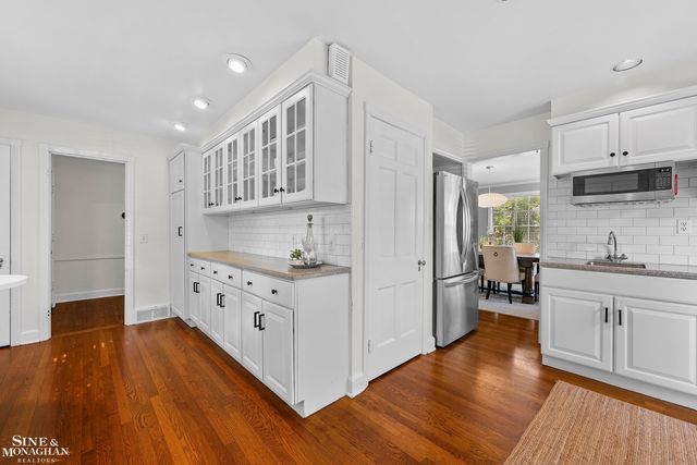 8 Radnor Circle, Grosse Pointe Farms, MI 48236