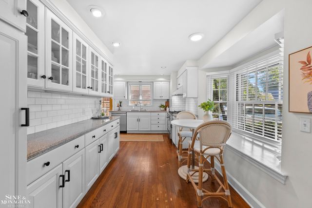 8 Radnor Circle, Grosse Pointe Farms, MI 48236