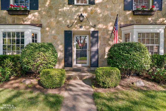 8 Radnor Circle, Grosse Pointe Farms, MI 48236