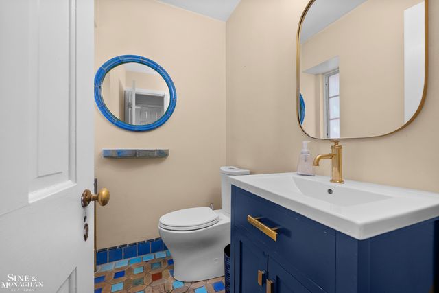 8 Radnor Circle, Grosse Pointe Farms, MI 48236