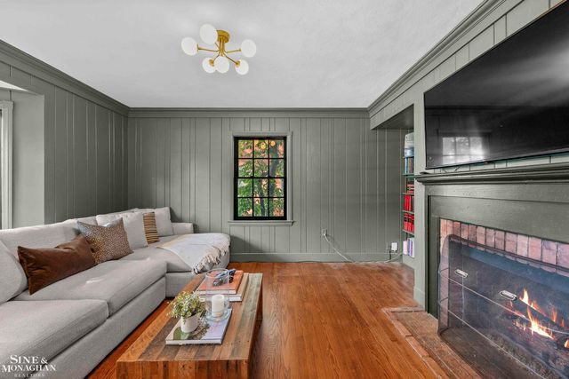 8 Radnor Circle, Grosse Pointe Farms, MI 48236