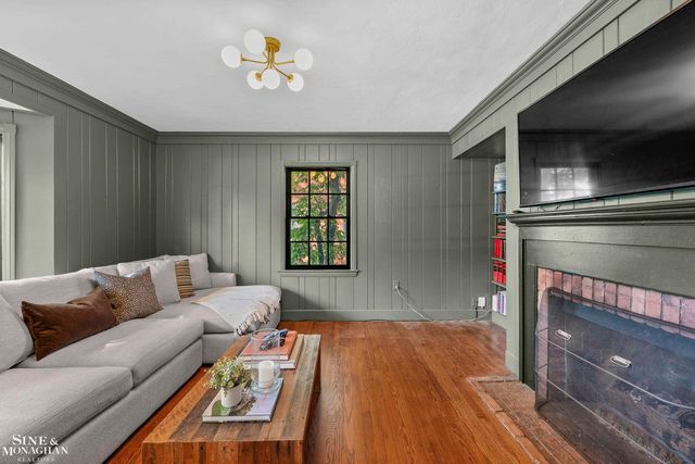 8 Radnor Circle, Grosse Pointe Farms, MI 48236