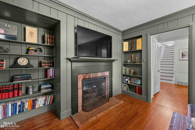 8 Radnor Circle, Grosse Pointe Farms, MI 48236