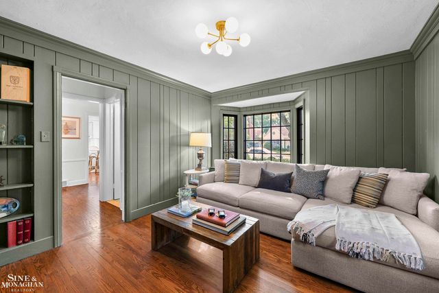 8 Radnor Circle, Grosse Pointe Farms, MI 48236