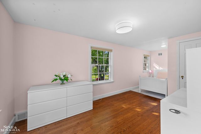 8 Radnor Circle, Grosse Pointe Farms, MI 48236