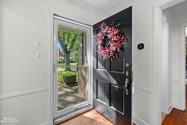 8 Radnor Circle, Grosse Pointe Farms, MI 48236