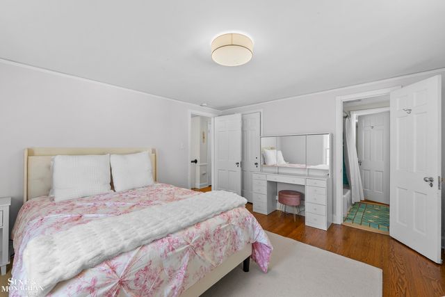 8 Radnor Circle, Grosse Pointe Farms, MI 48236