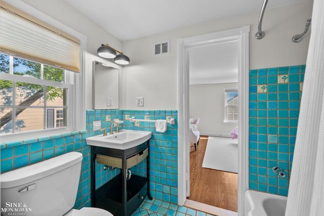 8 Radnor Circle, Grosse Pointe Farms, MI 48236