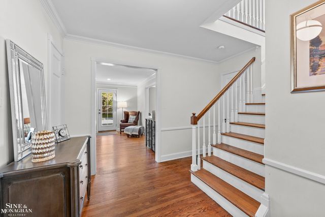 8 Radnor Circle, Grosse Pointe Farms, MI 48236