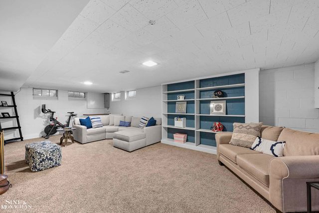 8 Radnor Circle, Grosse Pointe Farms, MI 48236