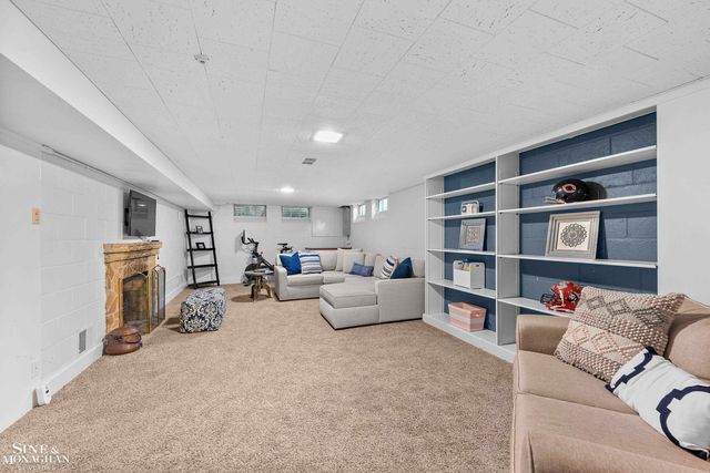 8 Radnor Circle, Grosse Pointe Farms, MI 48236