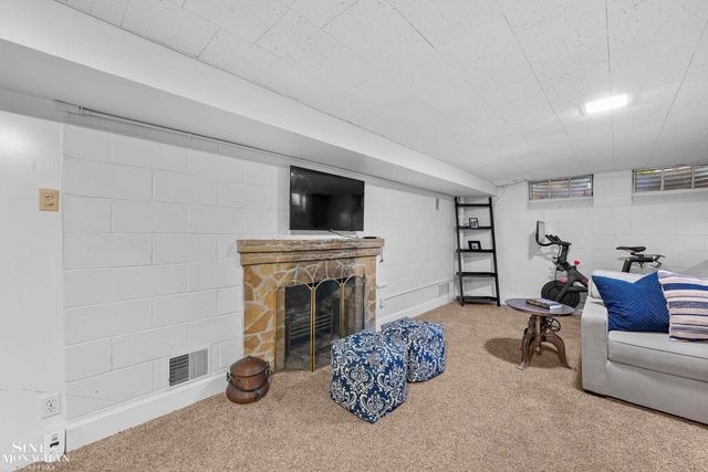 8 Radnor Circle, Grosse Pointe Farms, MI 48236