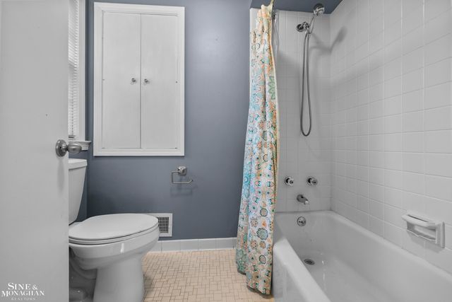 8 Radnor Circle, Grosse Pointe Farms, MI 48236