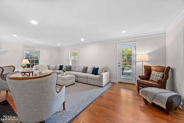 8 Radnor Circle, Grosse Pointe Farms, MI 48236
