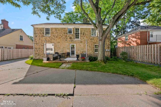 8 Radnor Circle, Grosse Pointe Farms, MI 48236