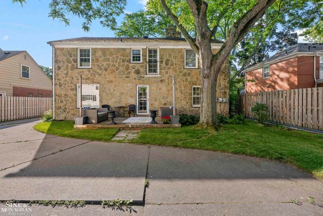 8 Radnor Circle, Grosse Pointe Farms, MI 48236