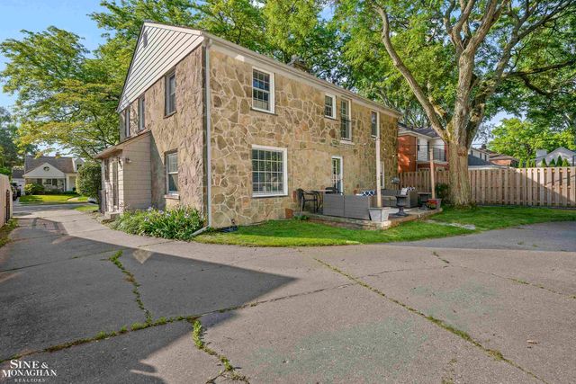 8 Radnor Circle, Grosse Pointe Farms, MI 48236