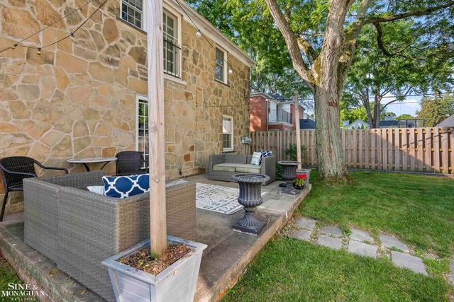 8 Radnor Circle, Grosse Pointe Farms, MI 48236