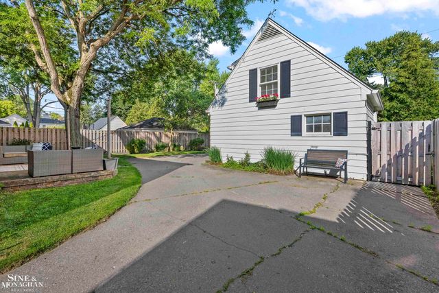 8 Radnor Circle, Grosse Pointe Farms, MI 48236