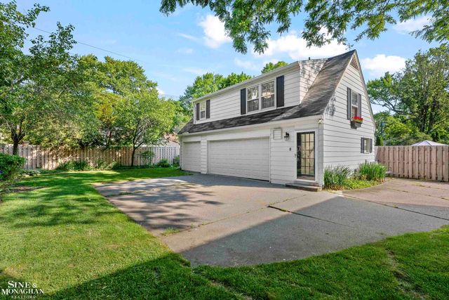 8 Radnor Circle, Grosse Pointe Farms, MI 48236