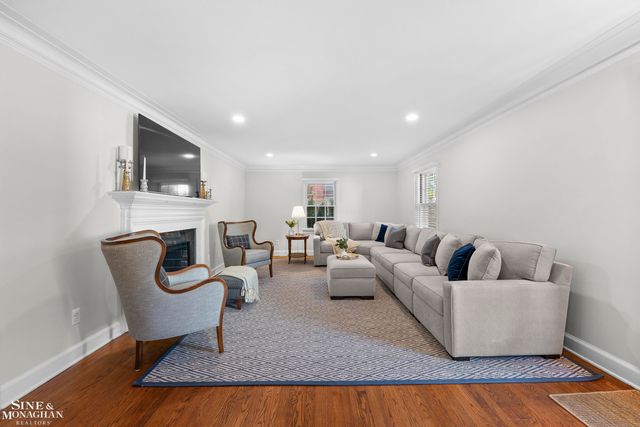 8 Radnor Circle, Grosse Pointe Farms, MI 48236