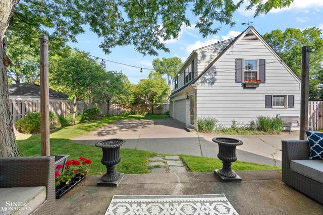 8 Radnor Circle, Grosse Pointe Farms, MI 48236