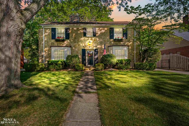 8 Radnor Circle, Grosse Pointe Farms, MI 48236