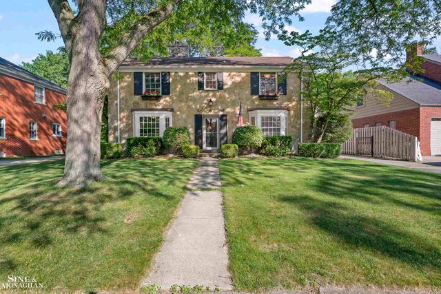8 Radnor Circle, Grosse Pointe Farms, MI 48236
