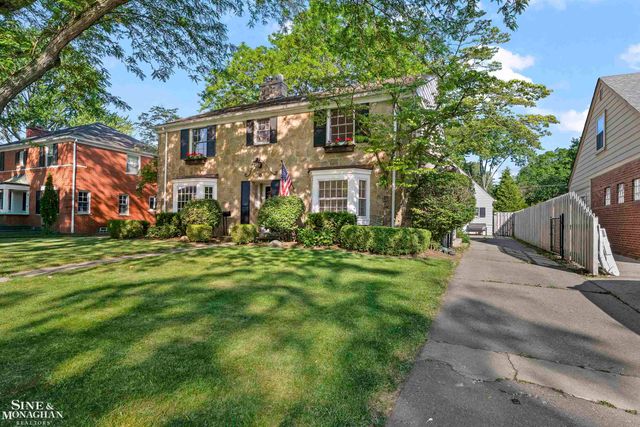 8 Radnor Circle, Grosse Pointe Farms, MI 48236