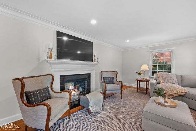 8 Radnor Circle, Grosse Pointe Farms, MI 48236