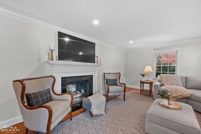 8 Radnor Circle, Grosse Pointe Farms, MI 48236