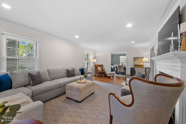 8 Radnor Circle, Grosse Pointe Farms, MI 48236