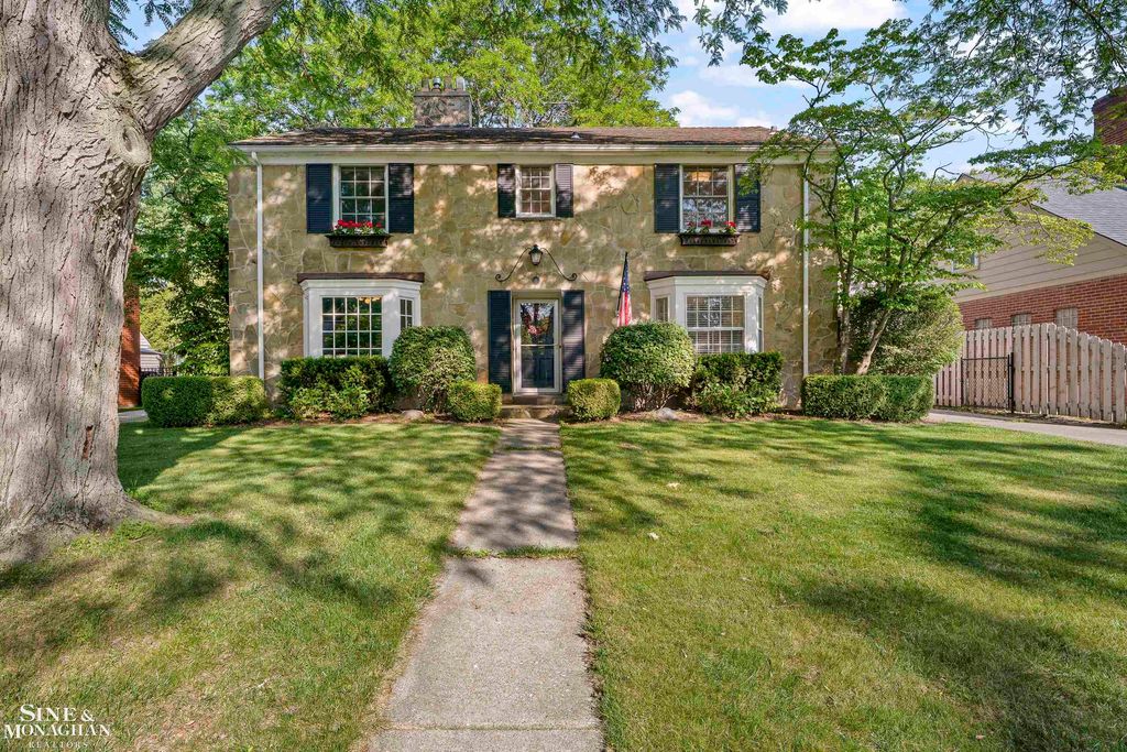 8 Radnor Circle, Grosse Pointe Farms, MI 48236