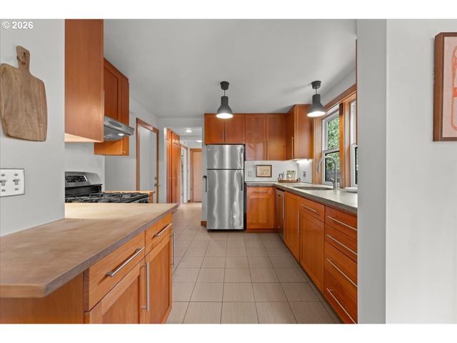 223 N IVY St, Portland, OR 97227
