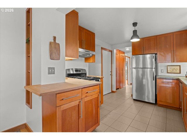 223 N IVY St, Portland, OR 97227