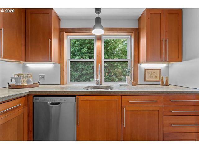223 N IVY St, Portland, OR 97227
