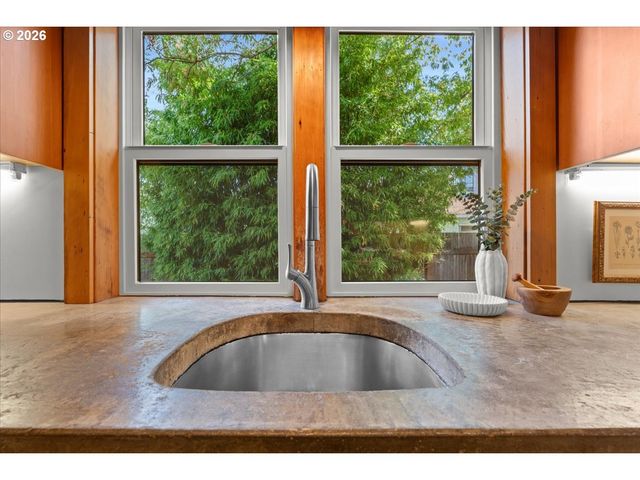 223 N IVY St, Portland, OR 97227