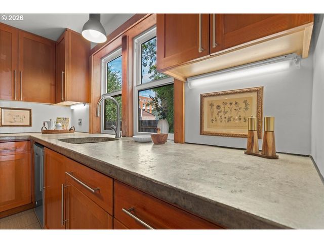 223 N IVY St, Portland, OR 97227