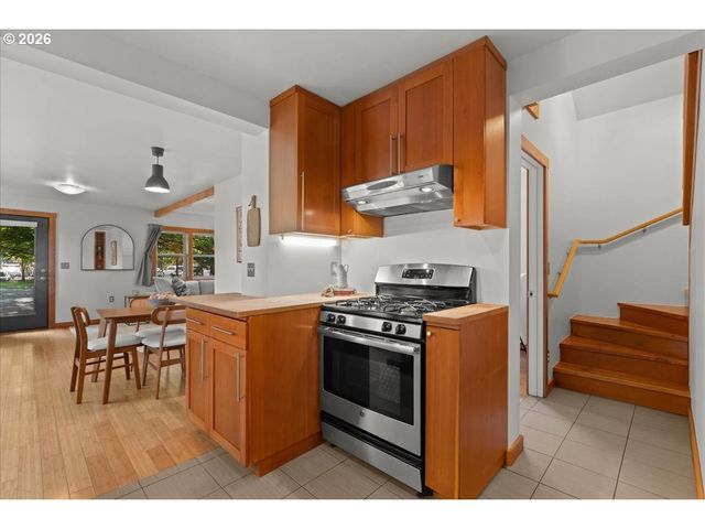 223 N IVY St, Portland, OR 97227